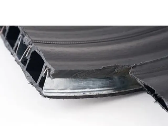 Steel-wire-reinforced wall section