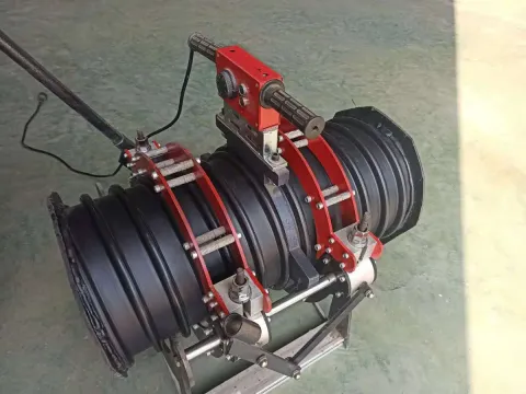 Butt-fusion clamp rig on ribbed pipe