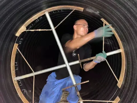 Fit-up work inside a large-diameter pipe
