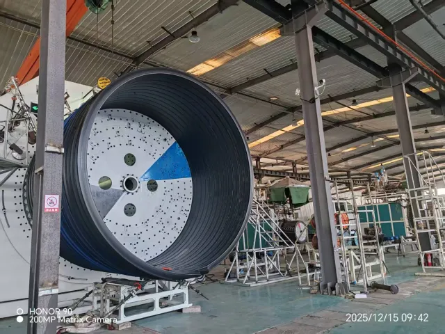 Reinforced PE composite pipe on the spiral-winding production equipment